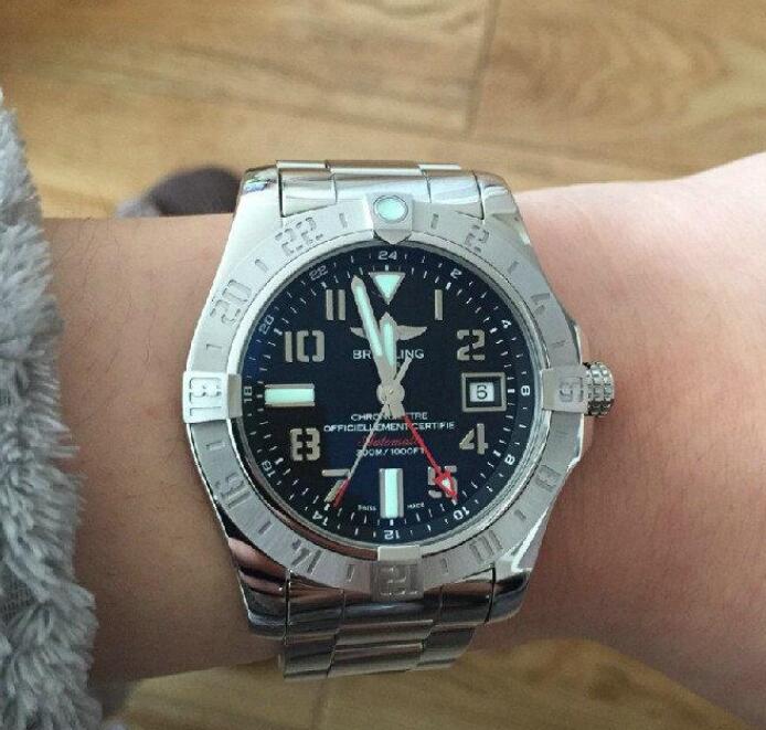 Swiss knock-off watches maintain the classic effect with black dials.