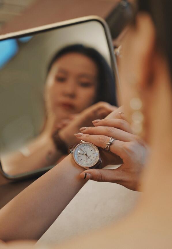 Swiss knock-off watches forever are stylish with red gold.